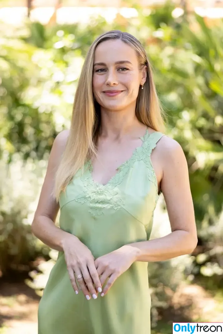 Brie Larson nude photo #1471 (brielarson)