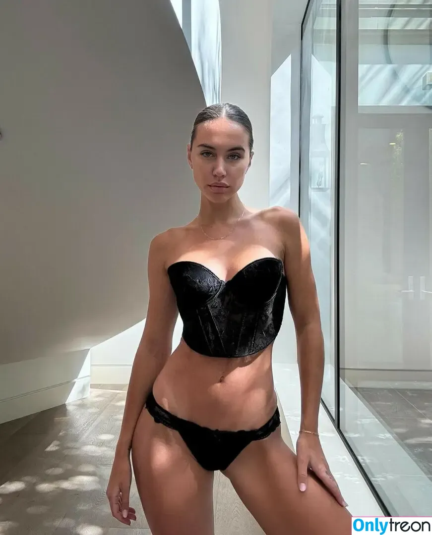 Brit Manuela голая photo #2098 (britmanuela)