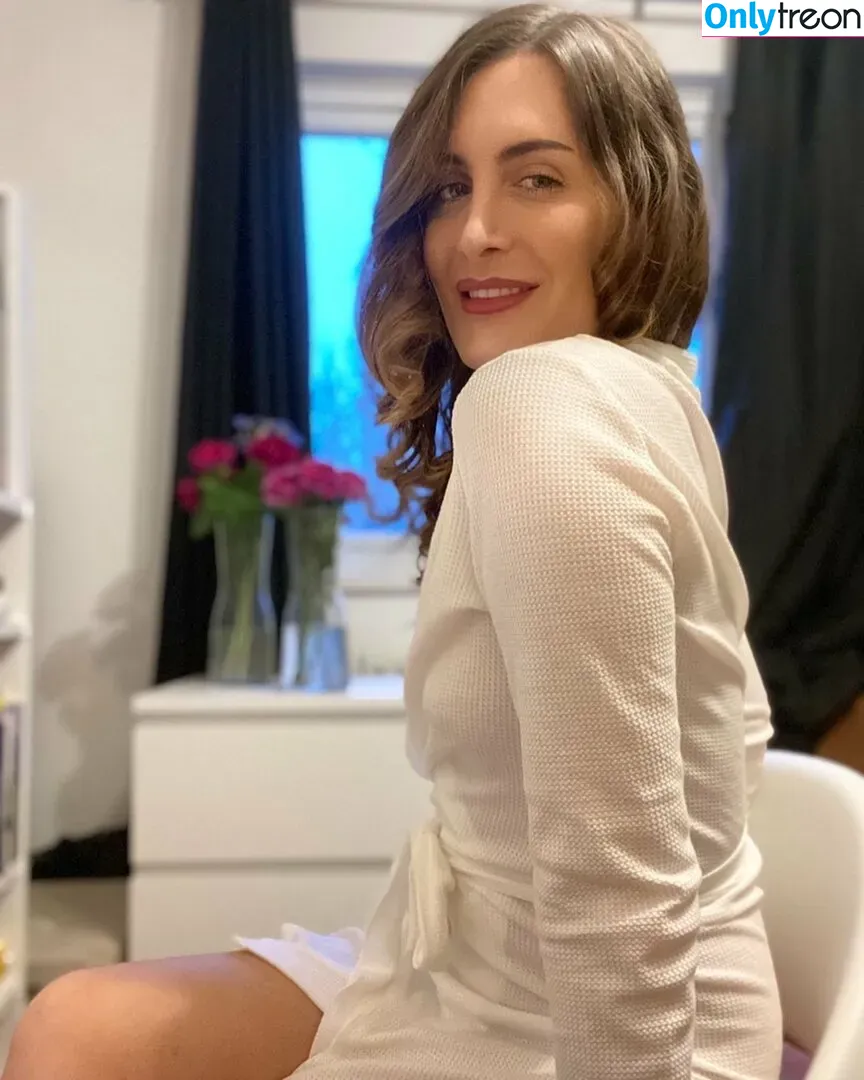 Britishmeghanspice nude photo #0085 (bee_riva)