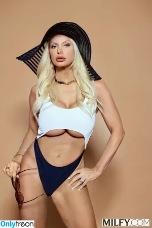 brittany_andrews / Brittany Andrews / DJBritStar / missdjbritstar nude photo #0101