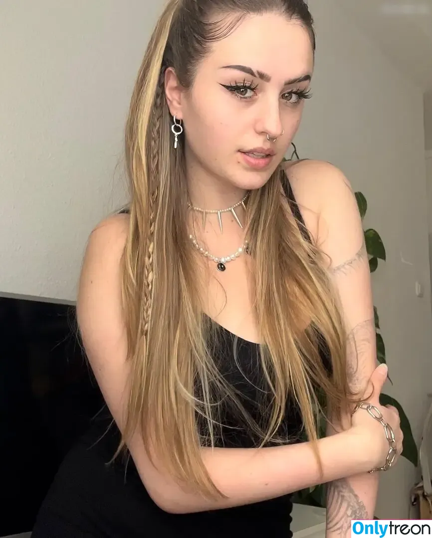 Brok3ndollz / emmo.ig nude photo #0004 (emmo.ig)