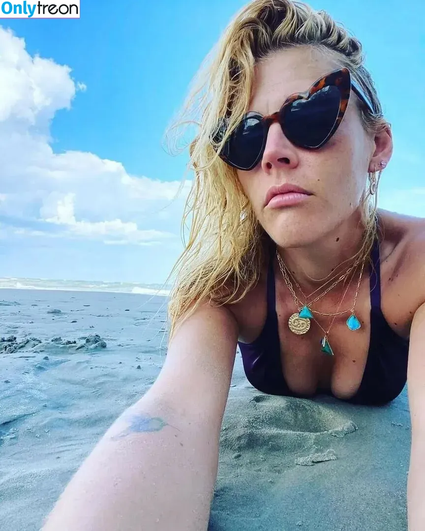 Busy Phillips голая photo #0028 (busyphilipps)