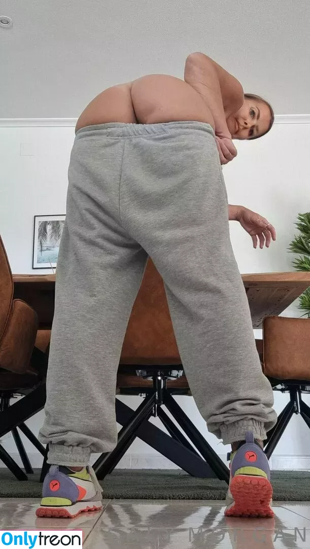 calymorgan голая photo #0077 (caly.morgan7)