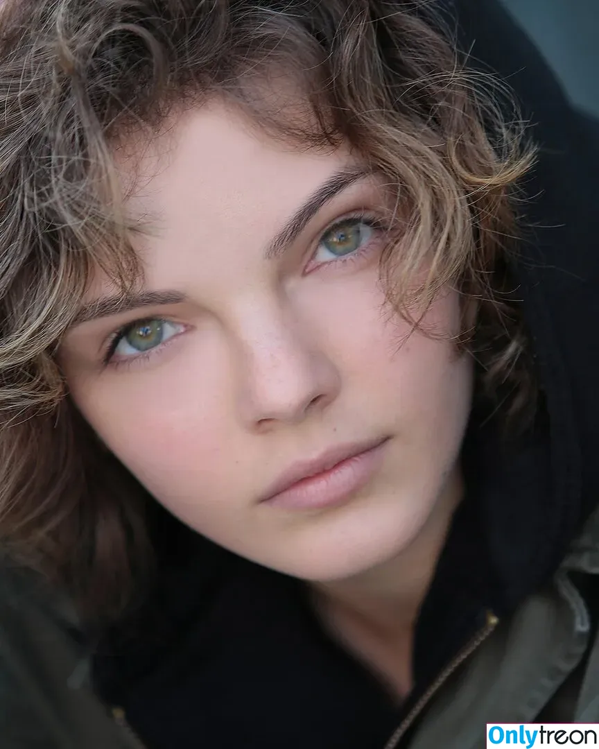 Camren Bicondova nude photo #0013 (camrenwhy)