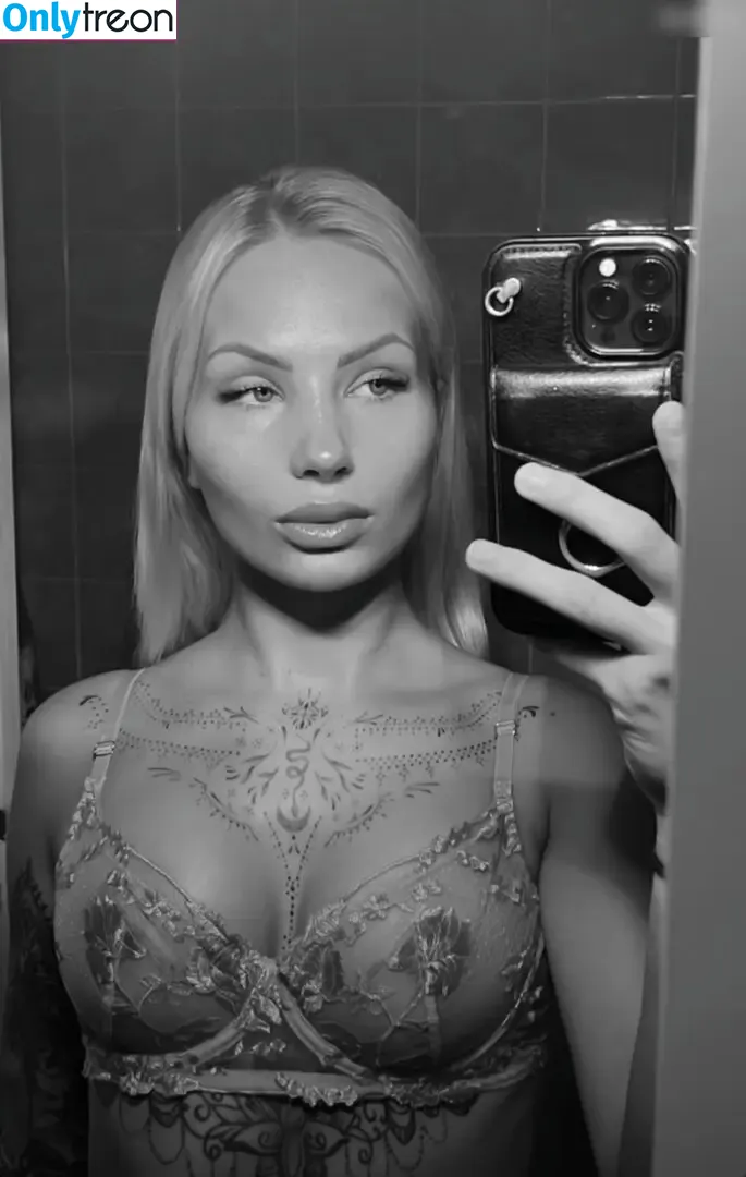 carlitaxshelley nude photo #0002 (carlitaxshelley)
