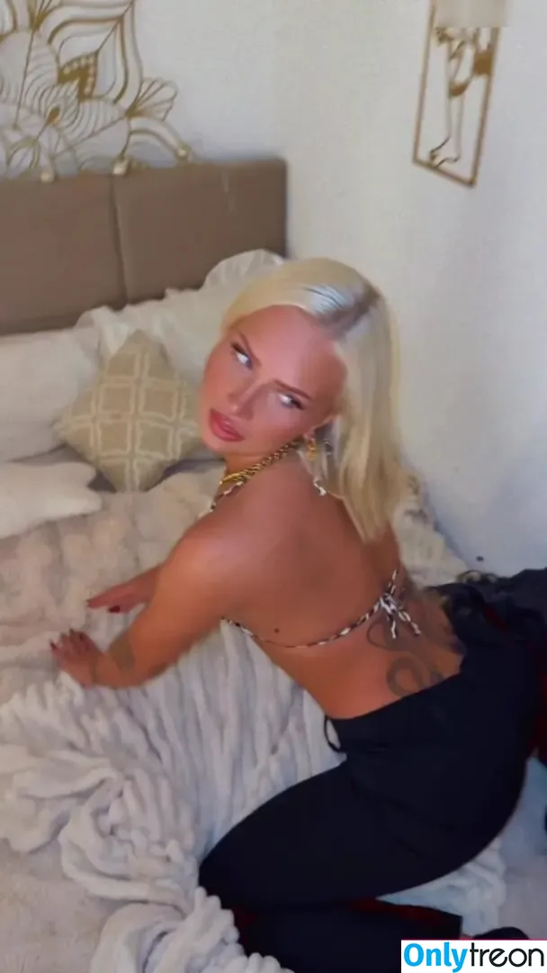 carlitaxshelley nude photo #0038 (carlitaxshelley)