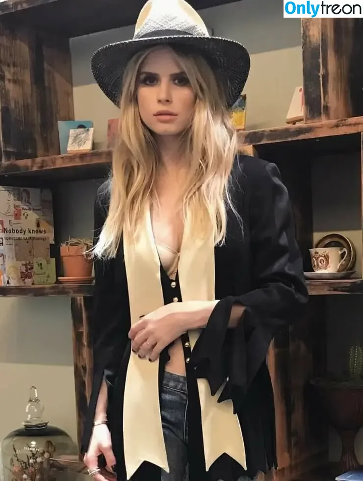 Carlson Young голая photo #0012 (carlsonyoung)