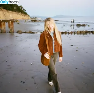 Carly Rae Jepsen / carlyraejepsen фото голая #0167