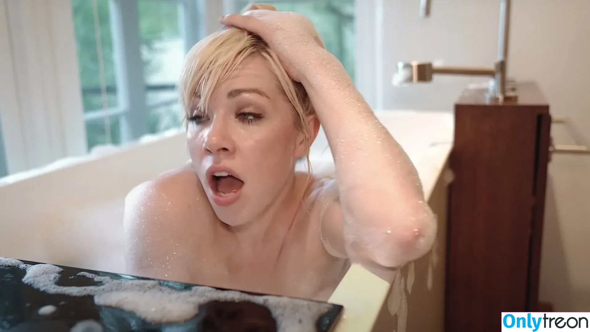 Carly Rae Jepsen nude photo #0031 (carlyraejepsen)