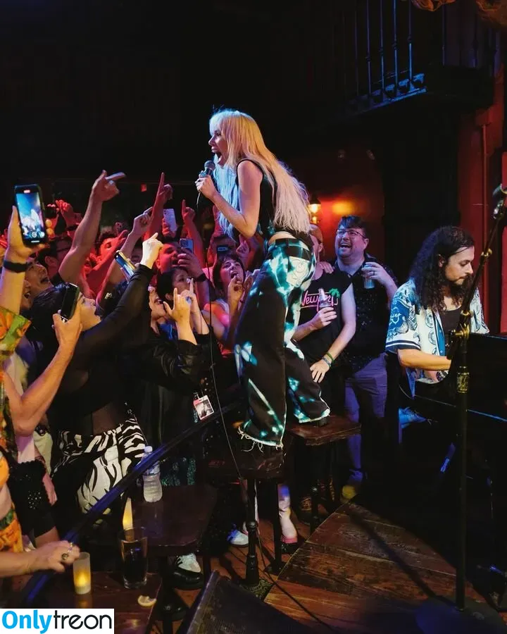 Carly Rae Jepsen голая photo #0058 (carlyraejepsen)