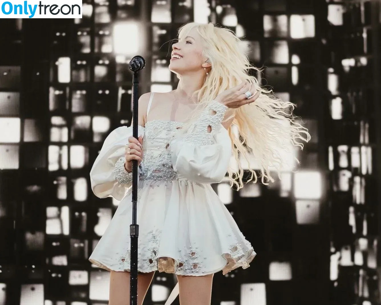 Carly Rae Jepsen голая photo #0077 (carlyraejepsen)