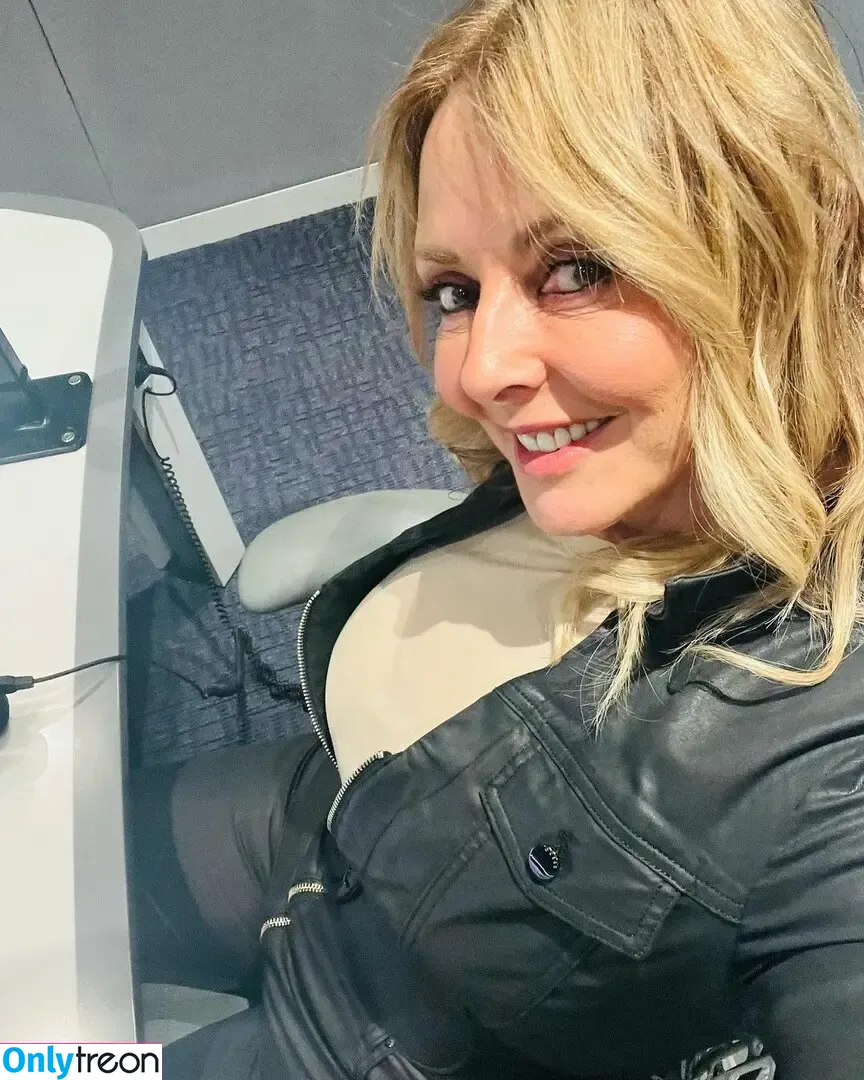 Carol Vorderman голая photo #1043 (carolvorders)