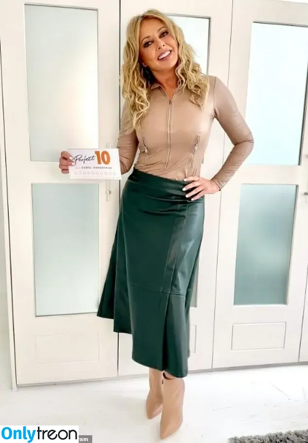 Carol Vorderman nude photo #1067 (carolvorders)