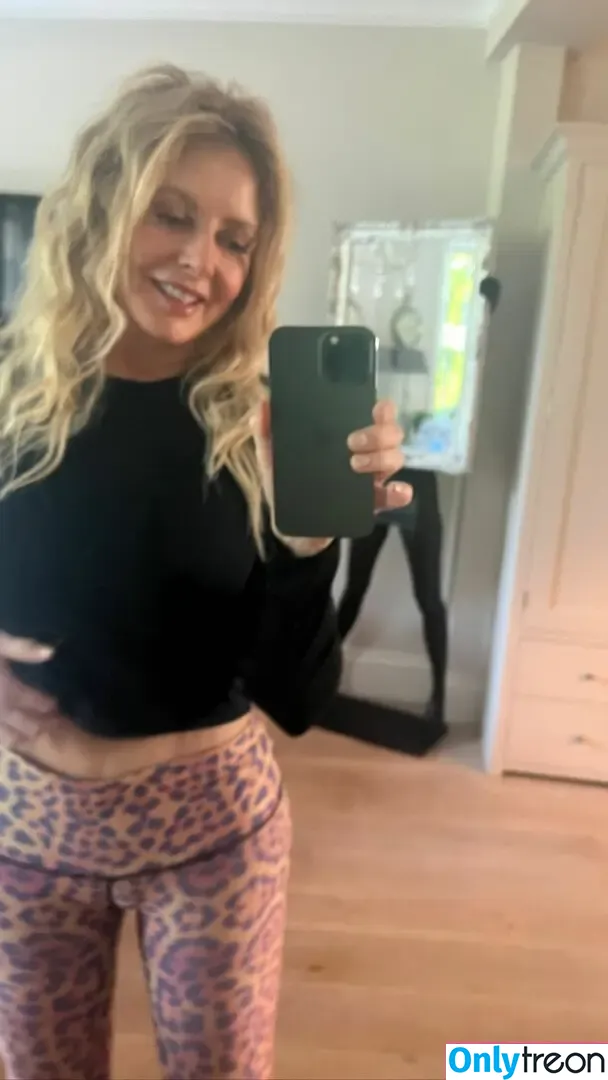 Carol Vorderman nude photo #1092 (carolvorders)