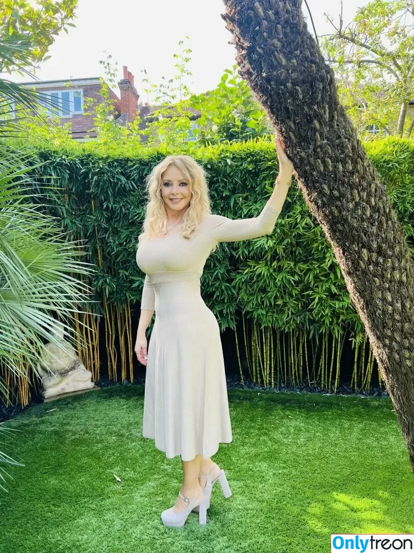 Carol Vorderman nude photo #1173 (carolvorders)