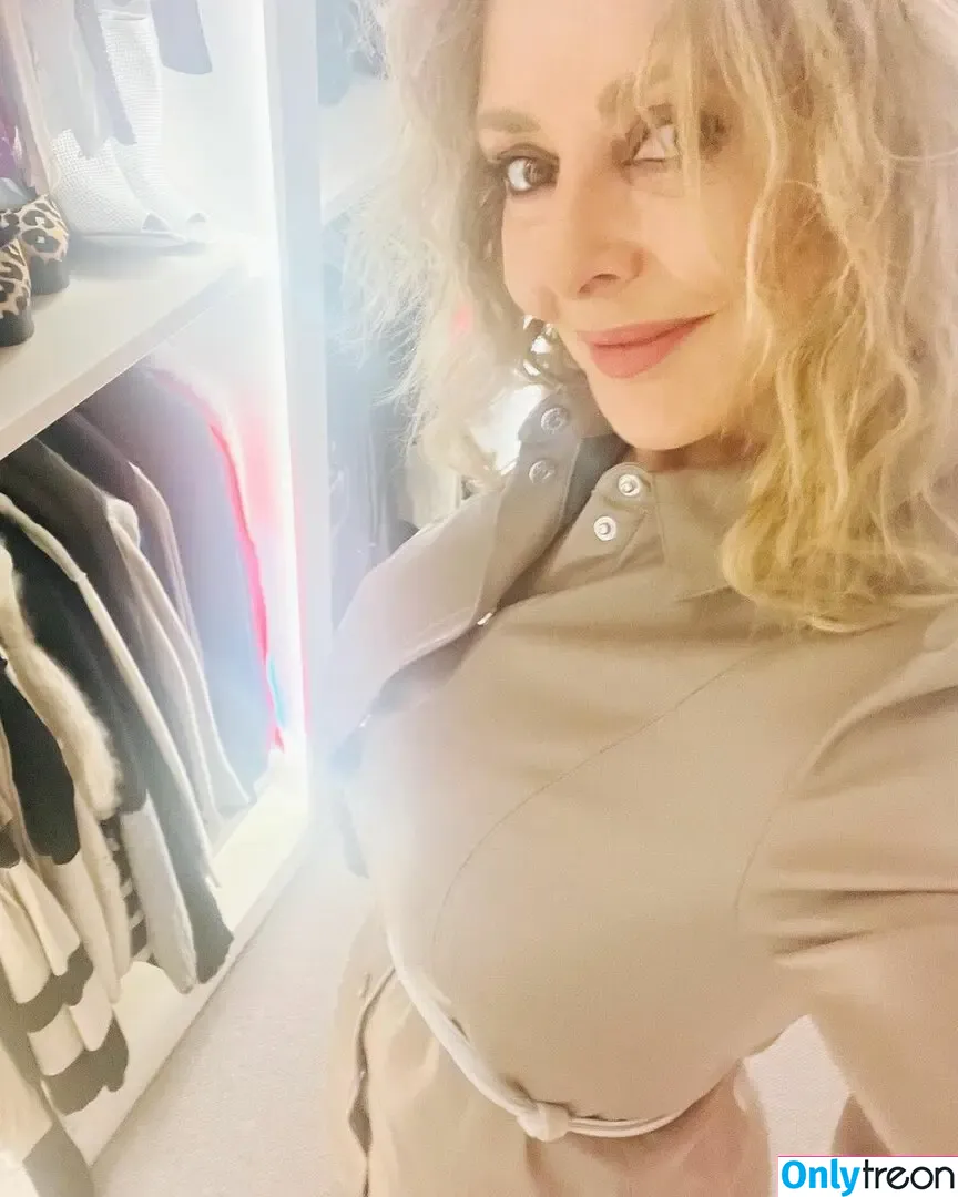 Carol Vorderman nude photo #1259 (carolvorders)