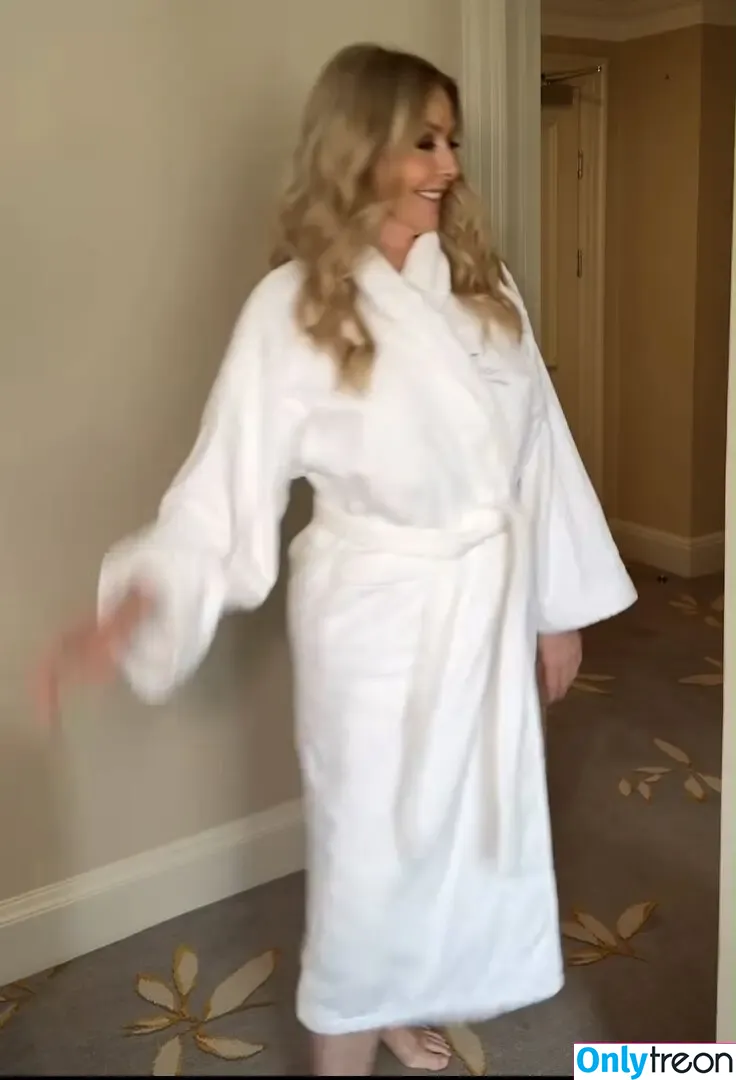 Carol Vorderman nude photo #1498 (carolvorders)