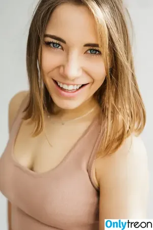 Carolin von der Groeben / carolinvondergroeben nude photo #0001