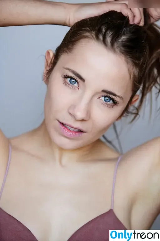 Carolin von der Groeben голая photo #0002 (carolinvondergroeben)