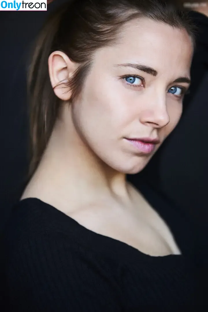 Carolin von der Groeben голая photo #0011 (carolinvondergroeben)