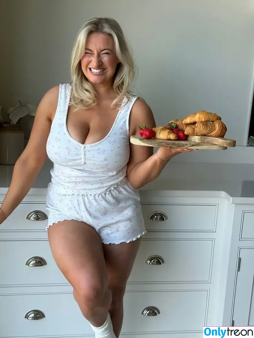 Carys Whittaker nude photo #0312 (busybeecarys / carys.whittaker / karlawhittake14)