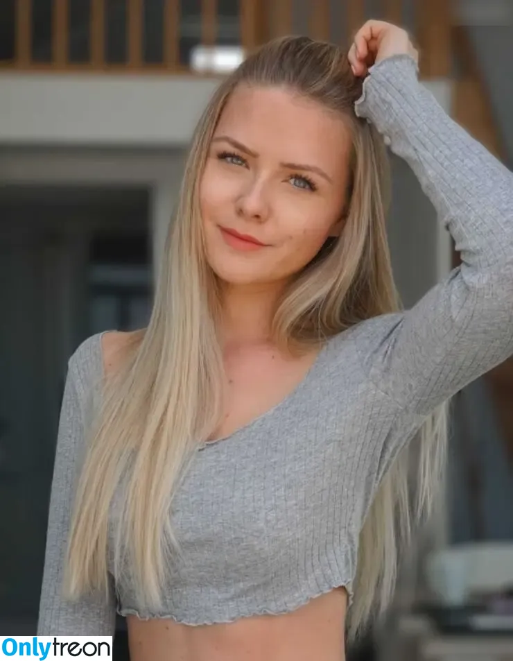 Celine Nadolny nude photo #0003 (celinenl)