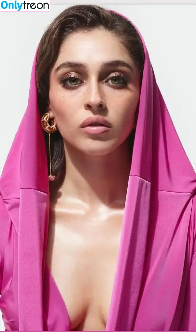 Cemre Baysel nude photo #0011 (cemrebaysel)