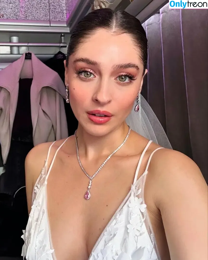 Cemre Baysel голая photo #0016 (cemrebaysel)