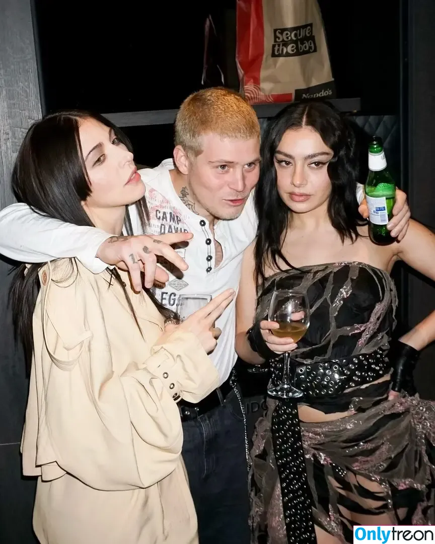 Charli XCX голая photo #2551 (charli_xcx / charlignarly)