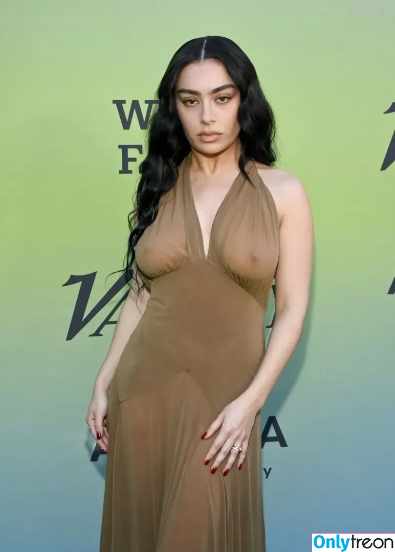 Charli XCX голая photo #2605 (charli_xcx / charlignarly)