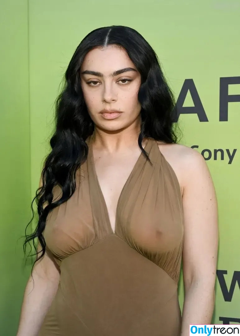 Charli XCX голая photo #2610 (charli_xcx / charlignarly)