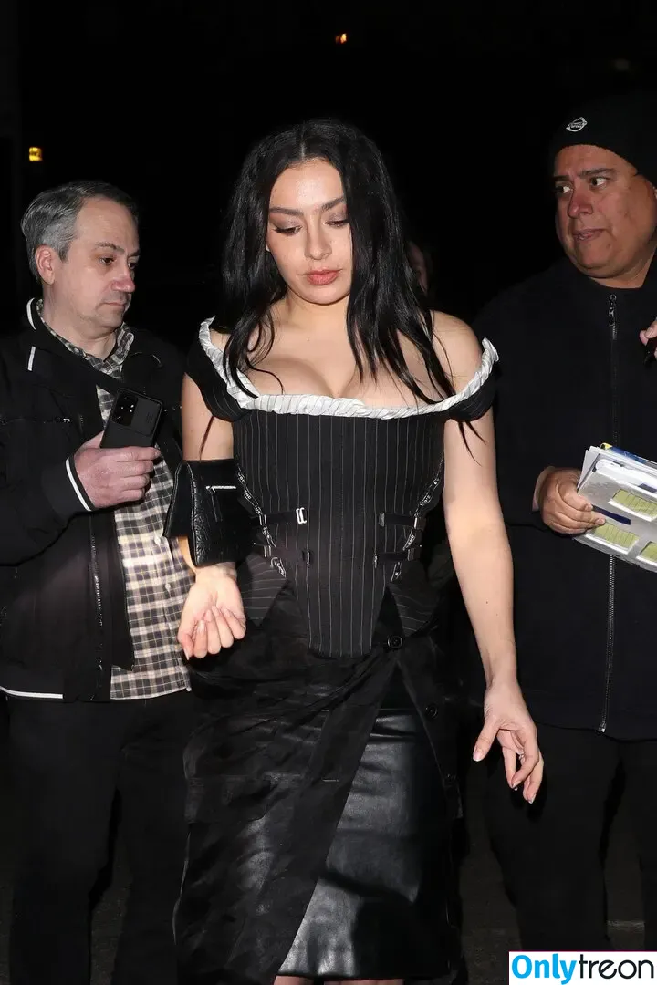 Charli XCX голая photo #2763 (charli_xcx / charlignarly)