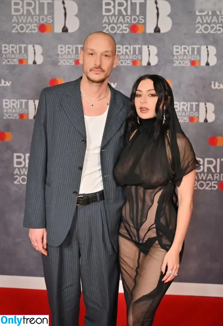 Charli XCX nude photo #2978 (charli_xcx / charlignarly)