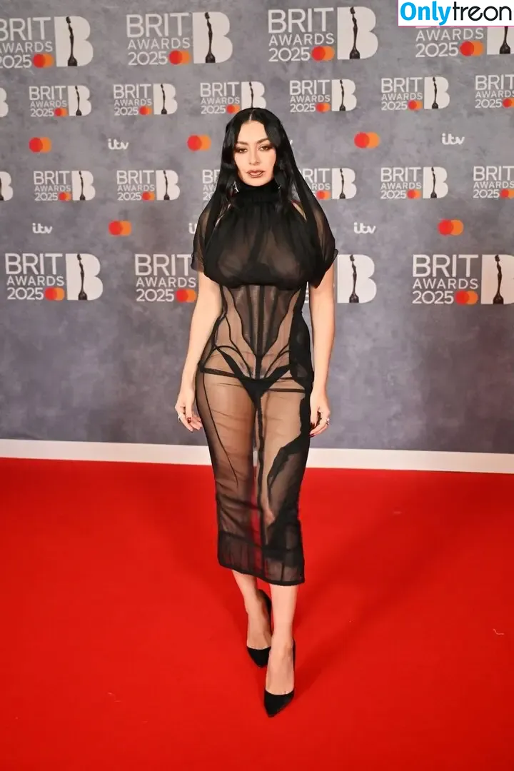 Charli XCX nude photo #2979 (charli_xcx / charlignarly)