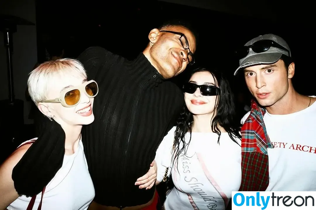 Charli XCX голая photo #3092 (charli_xcx / charlignarly)