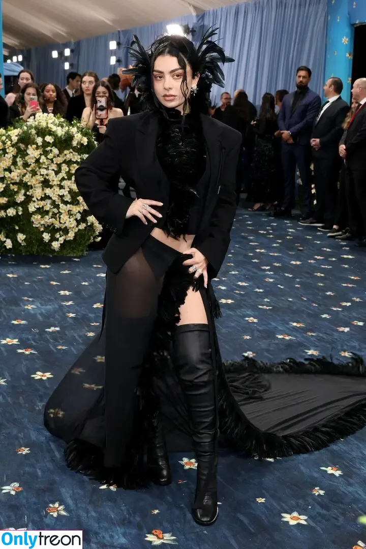 Charli XCX голая photo #3161 (charli_xcx / charlignarly)