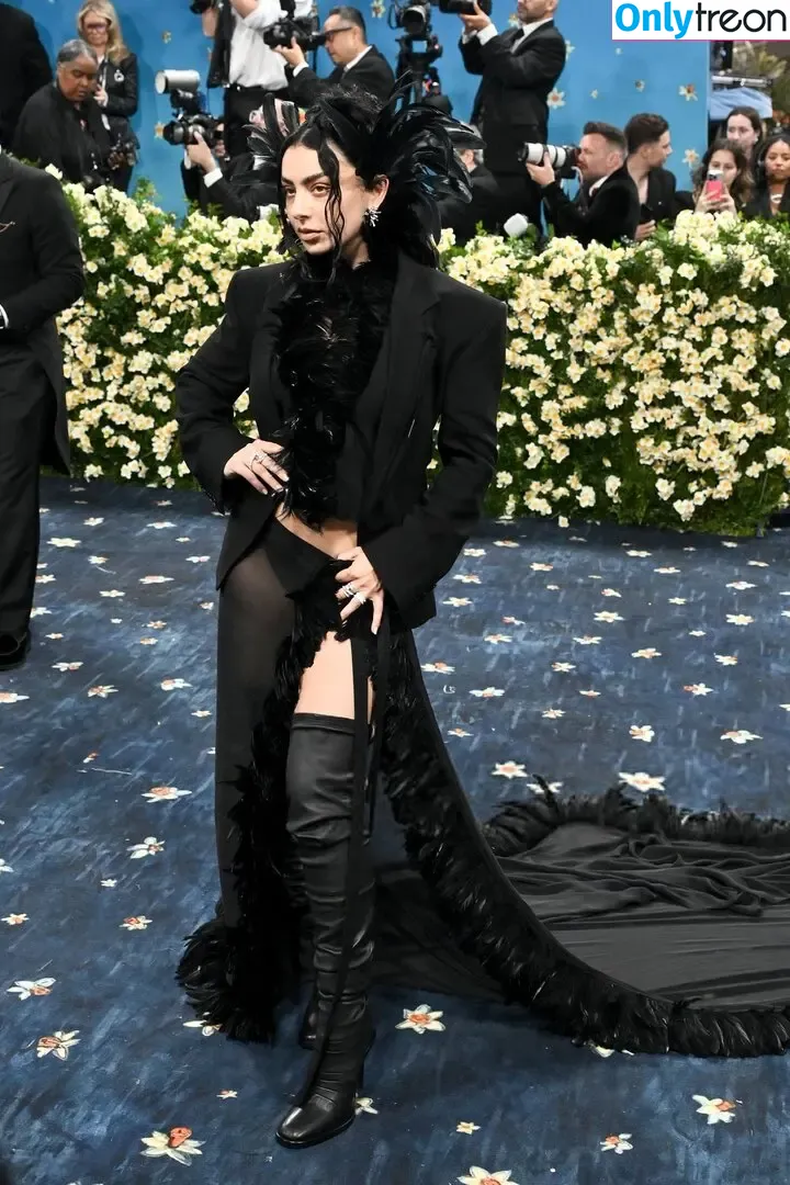 Charli XCX голая photo #3187 (charli_xcx / charlignarly)
