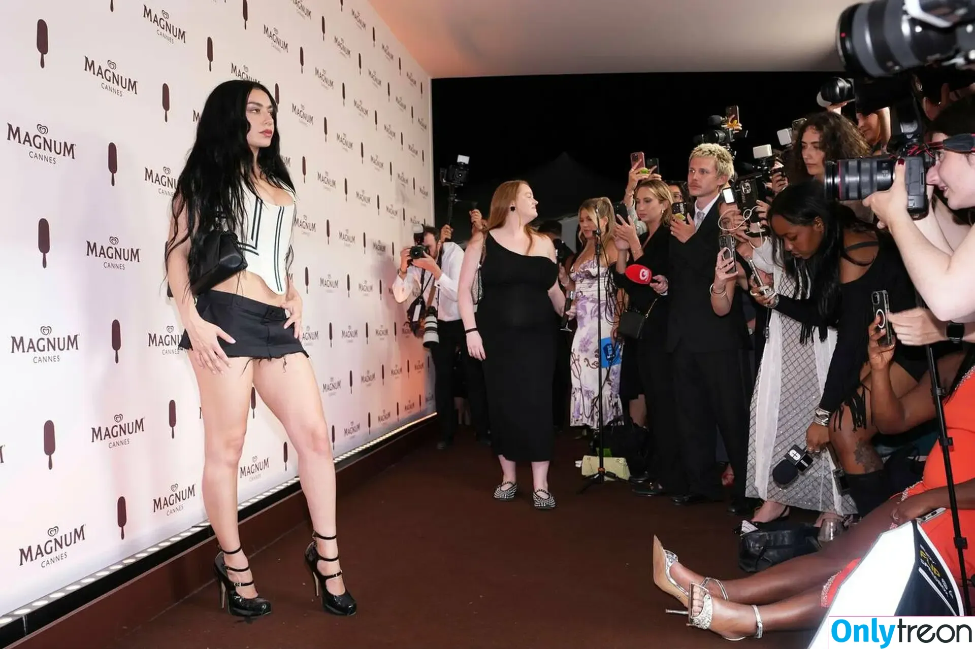 Charli XCX голая photo #3265 (charli_xcx / charlignarly)