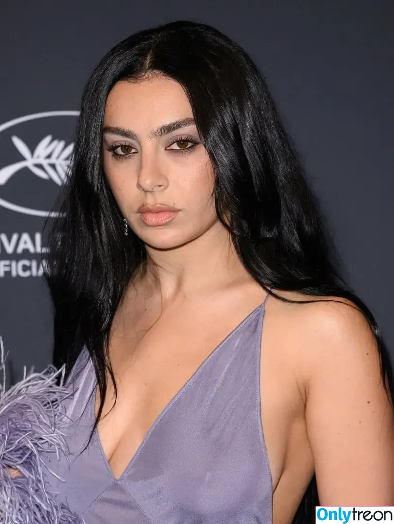 Charli XCX голая photo #3329 (charli_xcx / charlignarly)