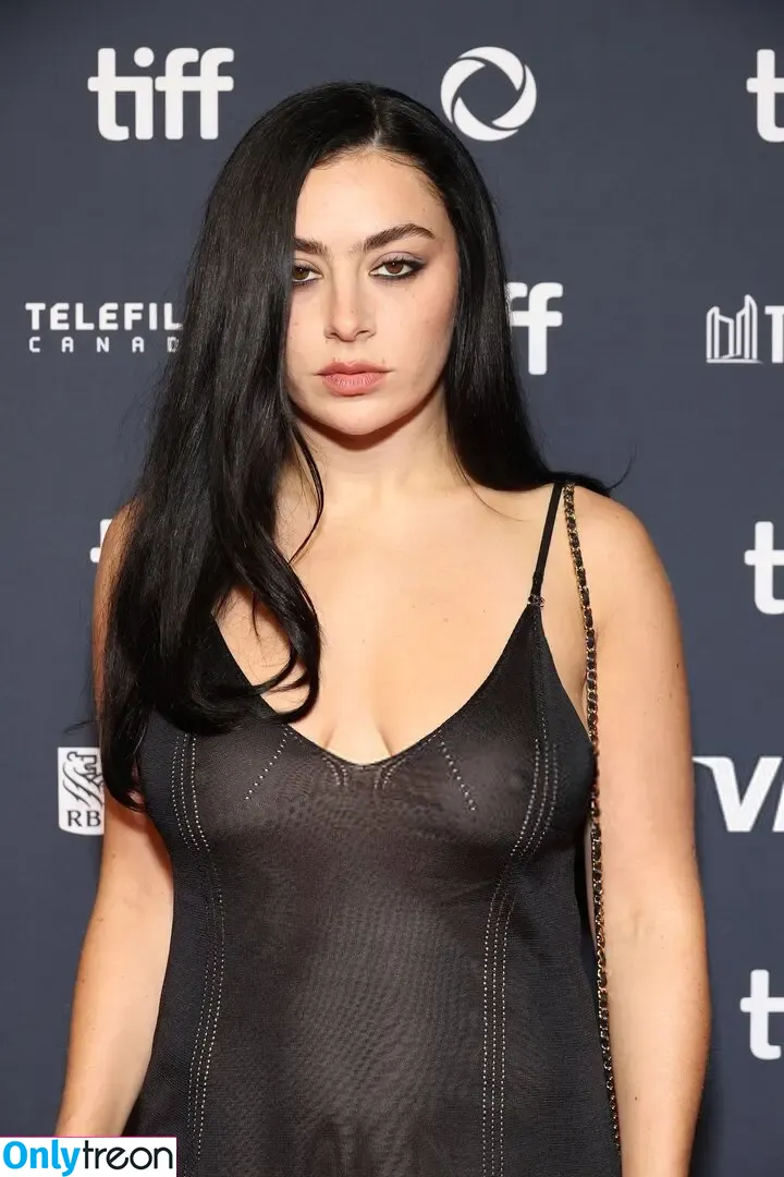 Charli XCX nude photo #3540 (charli_xcx / charlignarly)