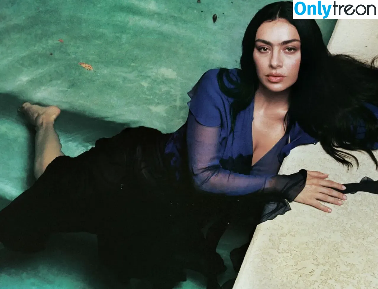 Charli XCX голая photo #3665 (charli_xcx / charlignarly)