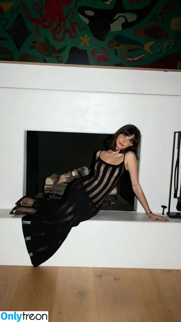 Charlotte Dalessio nude photo #0004 (Charlottedalessio)