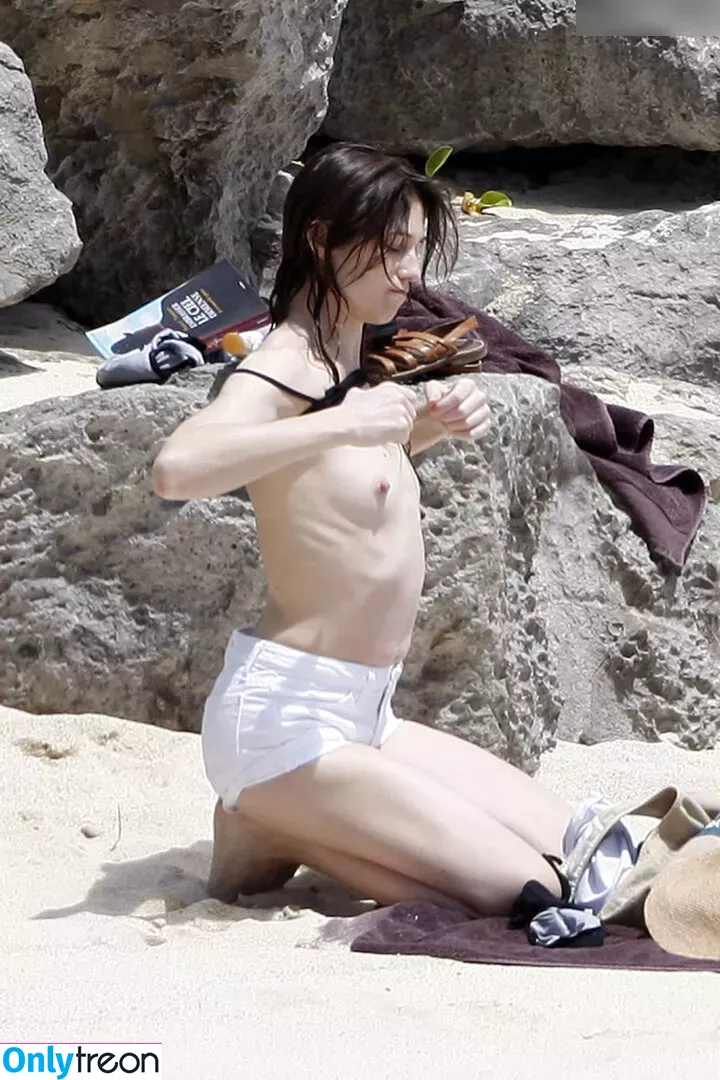 Charlotte Gainsbourg nude photo #0058 (cgainsbourg / charlottegainsbourg)