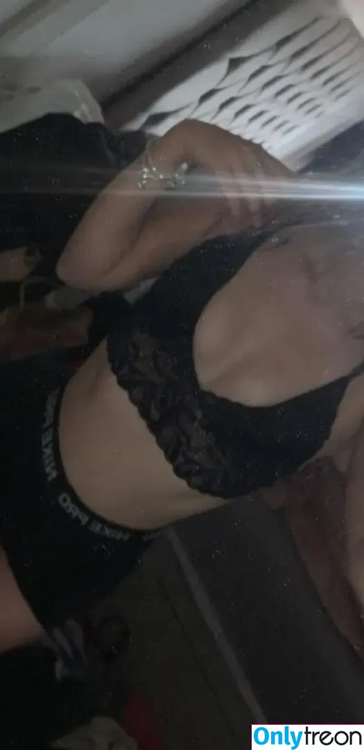 Charlotte.hutchinsonx nude photo #0014 (Charlotte.hutchinsonx)