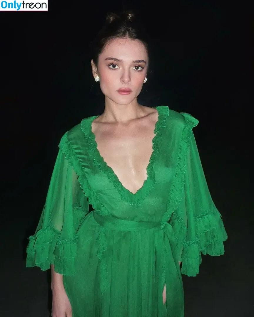 Charlotte Lawrence nude photo #0799 (charlotteslawrence)