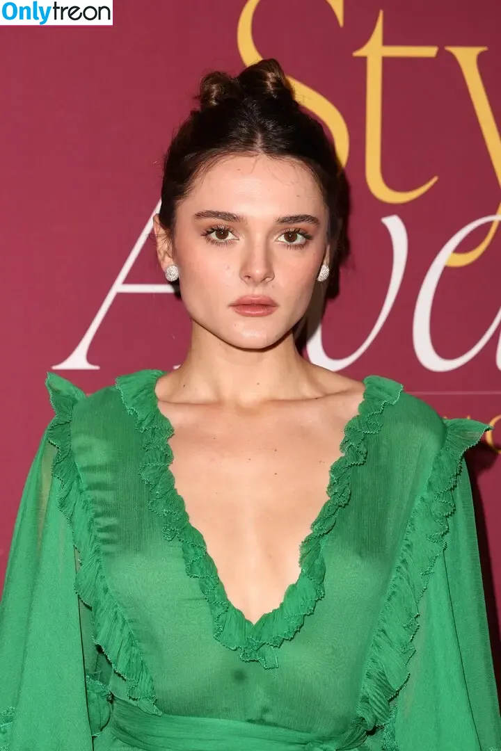 Charlotte Lawrence nude photo #0800 (charlotteslawrence)