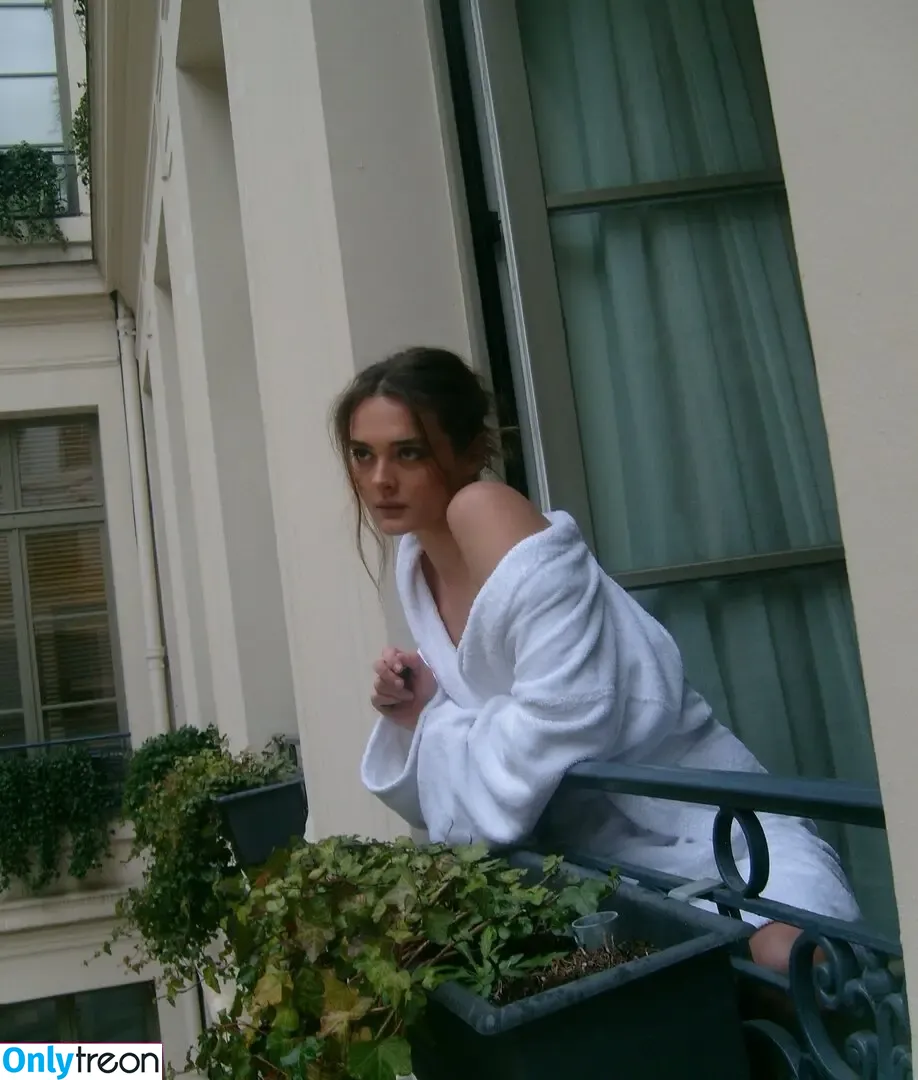 Charlotte Lawrence nude photo #0806 (charlotteslawrence)