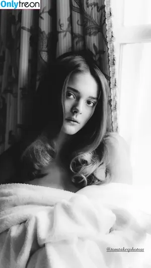 Charlotte Lawrence / charlotteslawrence nude photo #1077