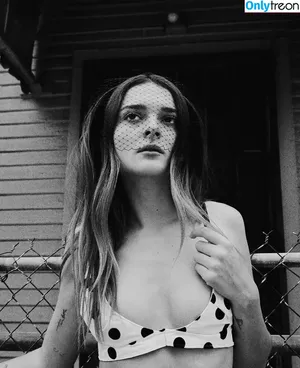 Charlotte Lawrence / charlotteslawrence nude photo #1092