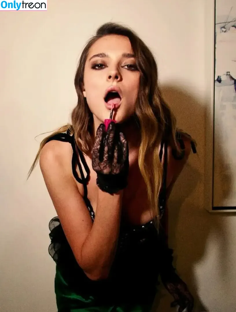 Charlotte Lawrence nude photo #1056 (charlotteslawrence)